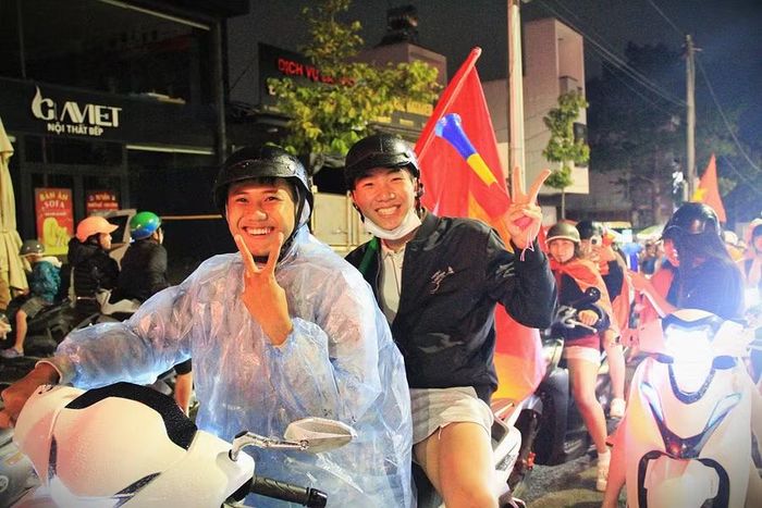 Mưa nặng hạt nhưng không thể cản bước người hâm mộ hòa mình vào không khí cổ vũ đội tuyển Việt Nam. Ảnh: Hoàng Hoài