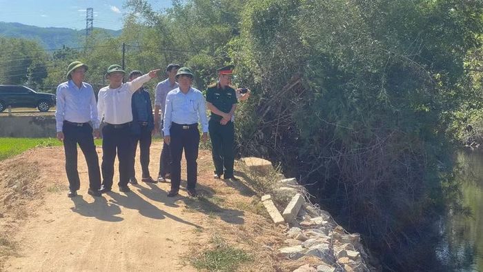  Tổ công tác kiểm tra hiện trường đê suối Cầu Đình (phường Hoài Nhơn Tây) vừa được tu bổ, sửa chữa. Ảnh: Phan Tuấn 