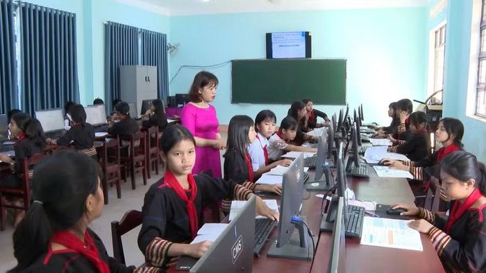 Tỉnh triển khai nhiều chính sách hỗ trợ học sinh dân tộc thiểu số. Trong ảnh: Học sinh Trường Phổ thông dân tộc nội trú THCS Chư Prông (xã Chư Prông) trong một giờ học. Ảnh: Viễn Khánh