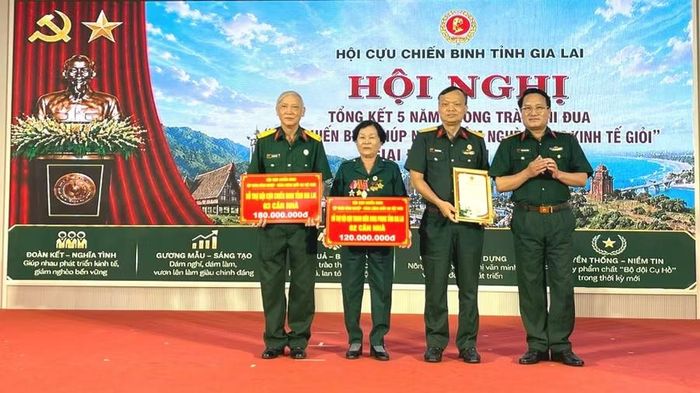  Tập đoàn Công nghiệp - Năng lượng Quốc gia Việt Nam trao kinh phí hỗ trợ xóa nhà tạm, nhà dột nát trên địa bàn tỉnh Gia Lai. Ảnh: Trung Nghĩa 