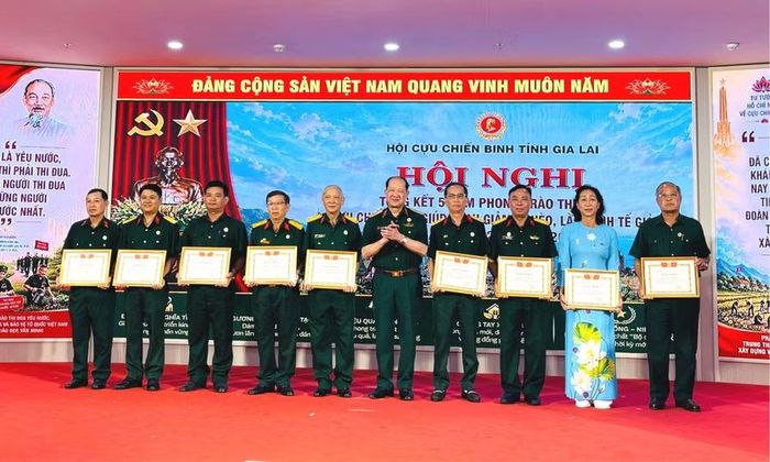 Chủ tịch Hội Cựu chiến binh Việt Nam Bế Xuân Trường tặng bằng khen cho các tập thể và cá nhân tiêu biểu. Ảnh: Trung Nghĩa 