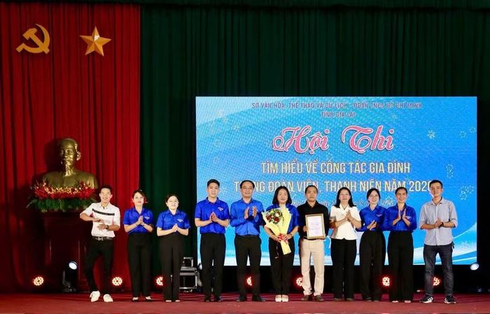 Ban Tổ chức trao giải nhất cho đội thi Đoàn UBND tỉnh. Ảnh: D.L