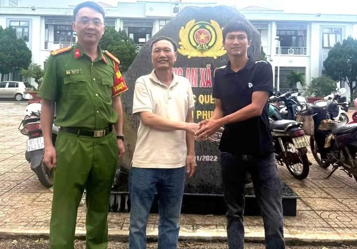 Anh Tuấn (bìa phải) đã trả lại số tiền 500 triệu đồng chuyển khoản nhầm cho ông Hải (giữa). Ảnh: ĐVCC