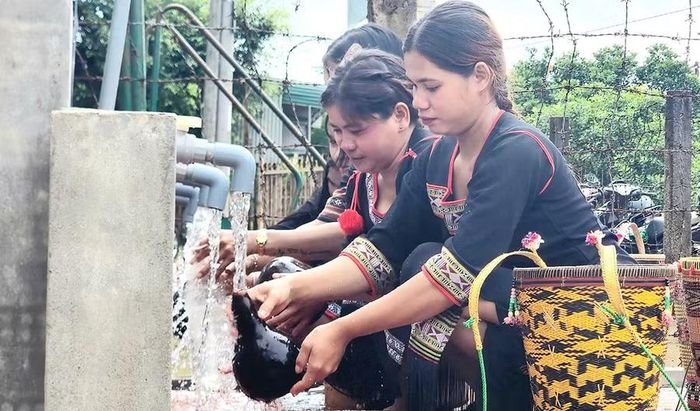 Người dân làng Bi (xã Ia O) thực hiện nghi lễ lấy nước theo phong tục của địa phương. Ảnh: N.S