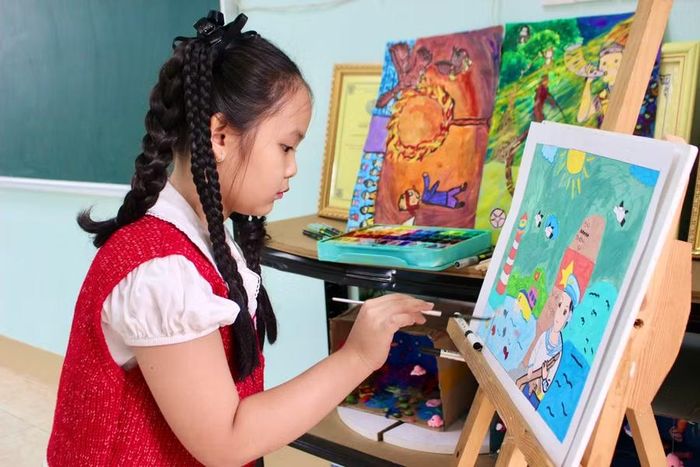 Thiên An say mê sáng tạo bên tác phẩm của mình. Ảnh: Minh Chí
