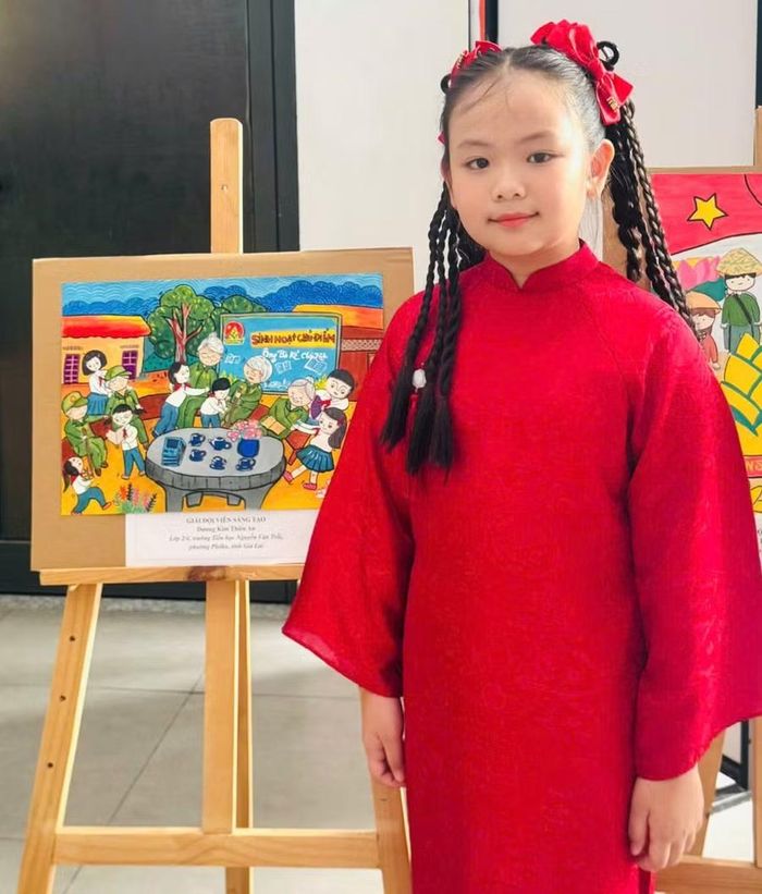 Thiên An bên tác phẩm đạt giải “Đội viên sáng tạo” tại Cuộc thi “Chúng tớ là đội viên” năm 2026. Ảnh: NVCC