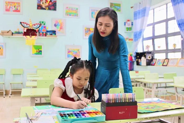 Cô Lê Thị Trà hướng dẫn Thiên An vẽ tranh, góp phần bồi dưỡng năng khiếu hội họa cho em. Ảnh: Minh Chí
