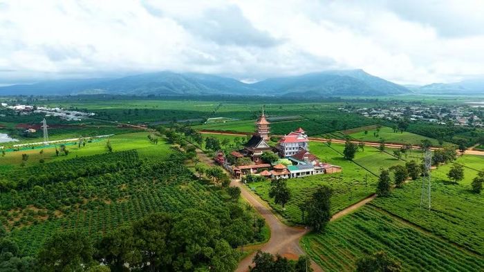 Từ trên cao, chùa Bửu Minh nổi bật giữa những triền chè xanh, tạo nên không gian thanh tịnh đặc trưng của vùng cao nguyên. Ảnh: Thanh Sáng