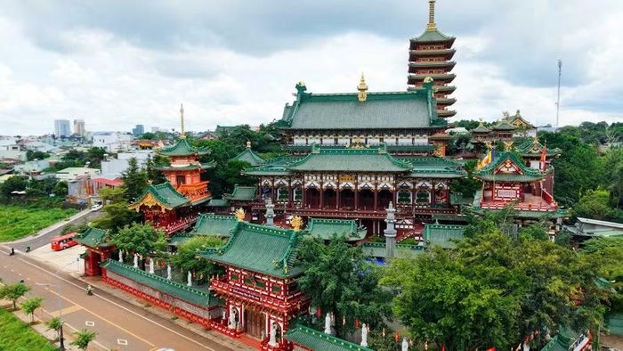 Chùa Minh Thành nổi bật với kiến trúc mang đậm phong cách Phật giáo Á Đông với gam màu đỏ xanh. Ảnh: Thanh Sáng