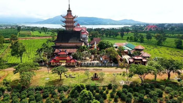 Những mái chùa cao, thanh thoát tạo điểm nhấn cho không gian kiến trúc giữa đại ngàn. Ảnh: Thanh Sáng