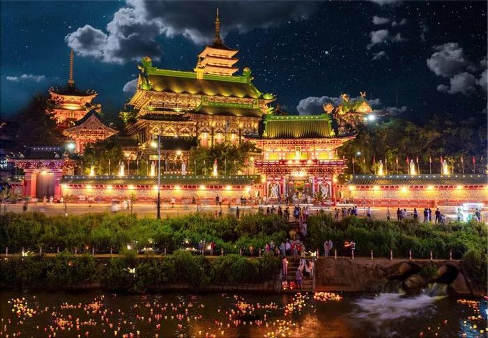Chùa Minh Thành rực rỡ ánh đèn, nổi bật với quần thể kiến trúc Phật giáo Á Đông giữa lòng phố núi Pleiku. Ảnh: Phạm Quý