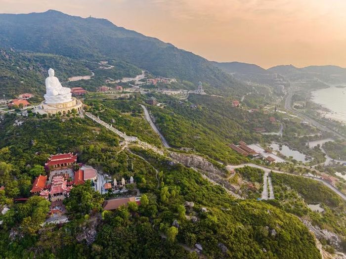 Thiền viện Thiên Hưng nằm dưới chân núi Bà, với không gian hướng ra biển, tạo nên cảnh quan đặc biệt giữa núi và biển. Ảnh: Dũng Nhân
