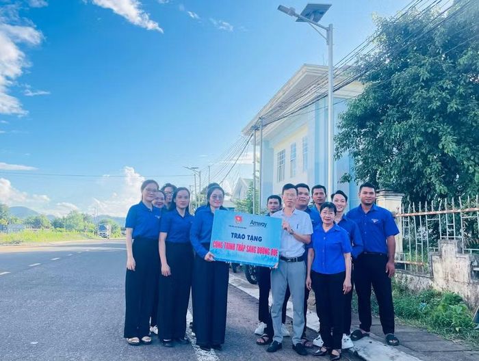  Đoàn phường Ayun Pa khánh thành và trao tặng công trình "Thắp sáng đường quê" cho tổ dân phố 2. Ảnh: V.C 