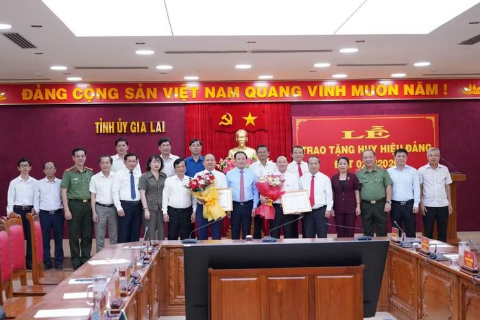 Các đồng chí Ủy viên Ban Thường vụ Tỉnh ủy tặng hoa chúc mừng 2 đồng chí Thái Đại Ngọc và Rah Lan Chung. Ảnh: N.H