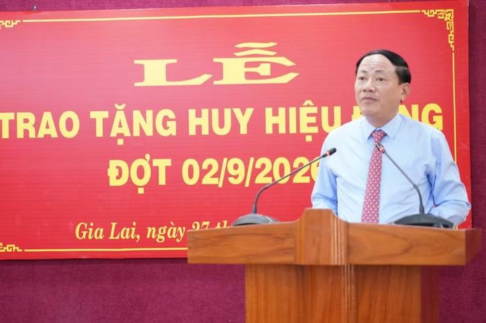 Đồng chí Phạm Anh Tuấn - Ủy viên Ban Chấp hành Trung ương Đảng, Phó Bí thư Tỉnh ủy, Chủ tịch UBND tỉnh phát biểu chúc mừng tại buổi lễ. Ảnh: N.H