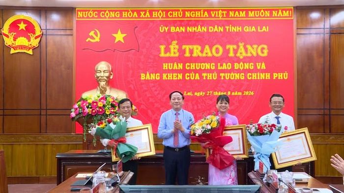  Các đồng chí lãnh đạo tỉnh nhận Huân chương Lao động hạng ba của Chủ tịch nước. Ảnh: Phi Long 