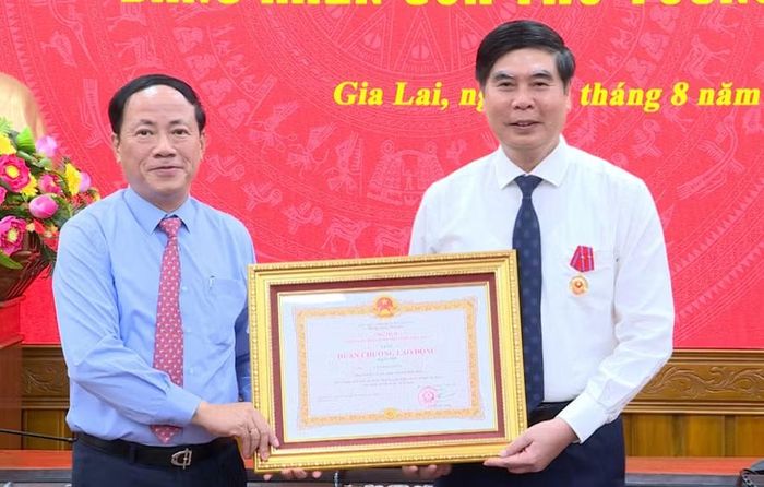  Chủ tịch UBND tỉnh Phạm Anh Tuấn (bên trái) trao Huân chương Lao động hạng nhì của Chủ tịch nước cho Phó Chủ tịch UBND tỉnh Lâm Hải Giang. Ảnh: Phi Long 