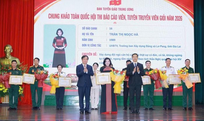 Thí sinh Trần Thị Ngọc Hà - Ủy viên Ban Thường vụ, Trưởng Ban Xây dựng Đảng, Đảng ủy xã Lơ Pang, tỉnh Gia Lai xuất sắc giành giải Nhất Chung khảo toàn quốc.