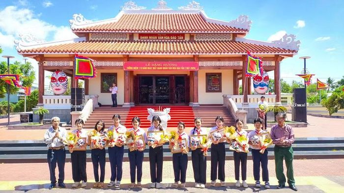  Ban tổ chức trao giải các em học sinh đạt giải “Vẽ mặt nạ hát Bội”. Ảnh: Nguyễn Dũng 