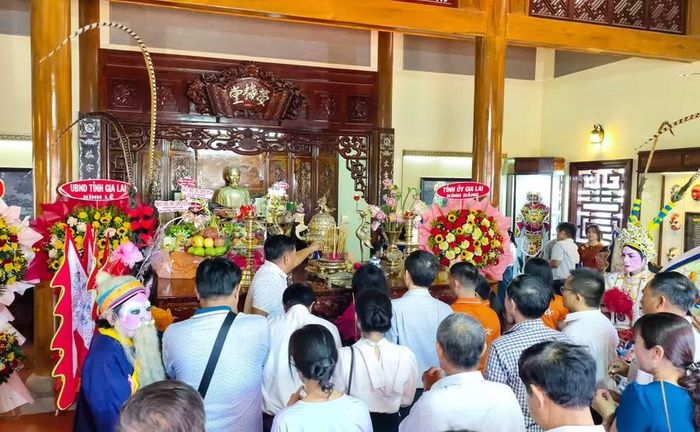  Các nghệ nhân hát bội dâng hương tổ nghề. Ảnh: Nguyễn Dũng 