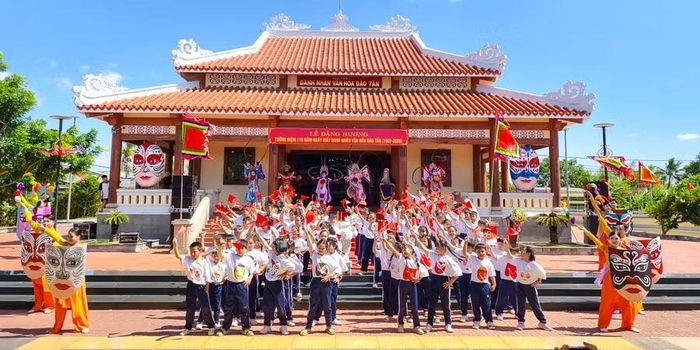  Tiết mục “Em yêu nghệ thuật hát bội” do các em học sinh, nghệ sĩ, nhóm múa biểu diễn. Ảnh: Nguyễn Dũng 