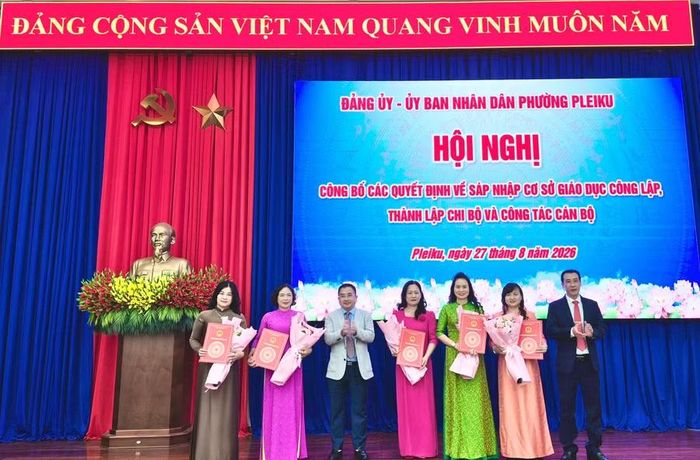 Lãnh đạo UBND phường Pleiku trao quyết định bổ nhiệm hiệu trưởng các trường học sau sáp nhập. Ảnh: Phương Thảo