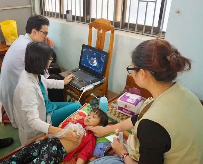 Từ năm 2026, hoạt động kiểm tra sức khỏe đầu năm học, khám sàng lọc cho học sinh được phối hợp với chương trình khám sức khỏe định kỳ miễn phí. Ảnh: T.K