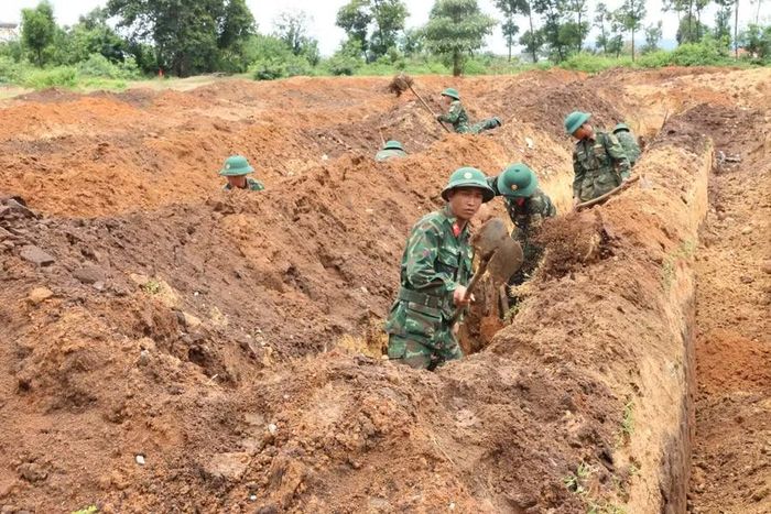  Cán bộ, chiến sĩ Đội tìm kiếm, quy tập hài cốt liệt sĩ của Sư đoàn 10 đang thực hiện nhiệm vụ. Ảnh: Chiến Thắng 