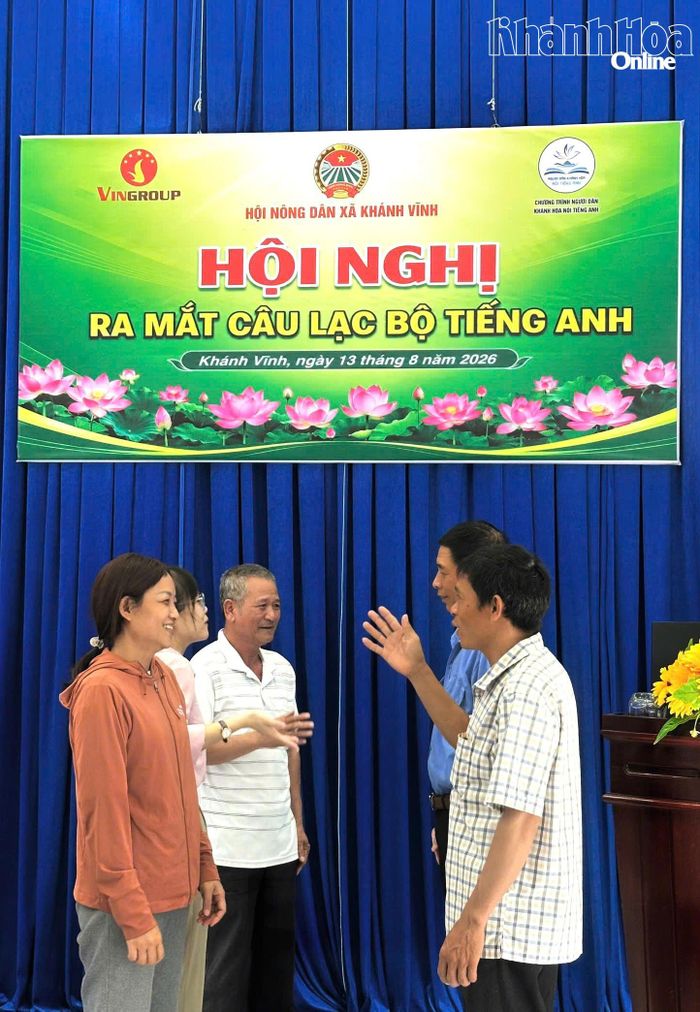 Các thành viên câu lạc bộ tiếng Anh Hội Nông dân xã Khánh Vĩnh thực hành giao tiếp tiếng Anh tại buổi ra mắt câu lạc bộ.