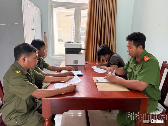 Công an xã Công Hải và lực lượng tham gia bảo vệ an ninh trật tự ở cơ sở phối hợp tuyên truyền, giáo dục đối tượng tái hòa nhập cộng đồng.