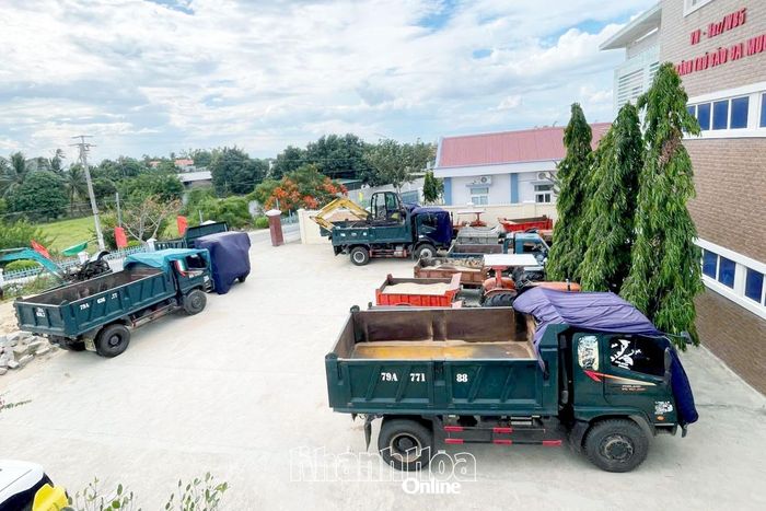 Lực lượng chức năng xã Phước Dinh tạm giữ các phương tiện khai thác khoáng sản trái phép.