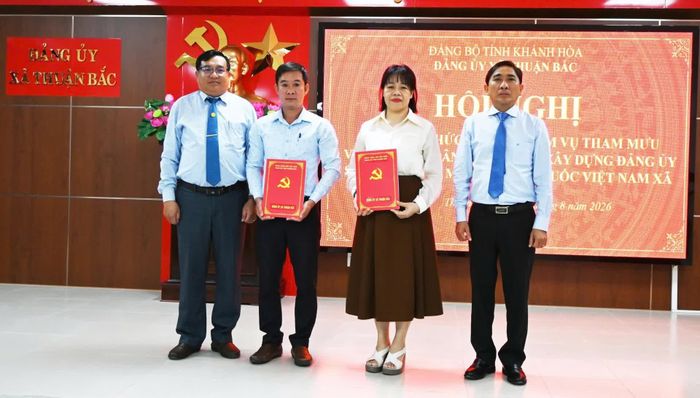 Lãnh đạo Đảng ủy xã Thuận Bắc chúc mừng các cơ quan đã ký biên bản bàn giao chức năng, nhiệm vụ tham mưu về công tác dân vận từ Ban Xây dựng Đảng sang Ủy ban MTTQ Việt Nam xã.