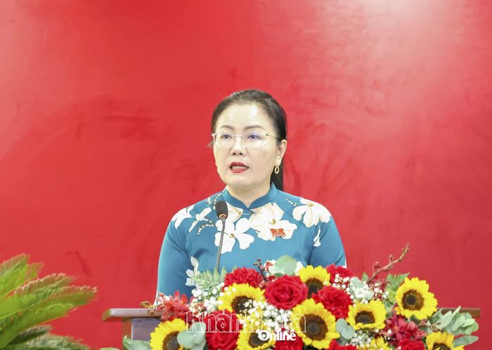 Phó Chủ tịch HĐND tỉnh Phạm Thị Xuân Trang trình bày dự kiến chương trình kỳ họp.