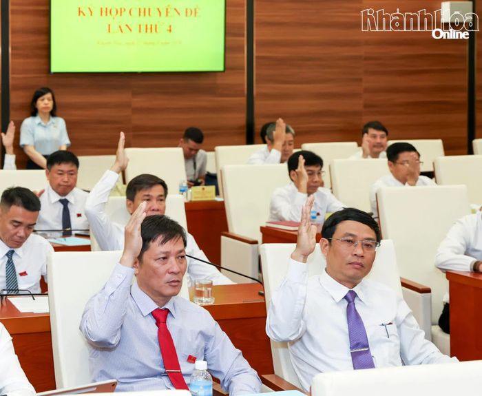 Đại biểu HĐND tỉnh biểu quyết thông qua nghị quyết tại kỳ họp.