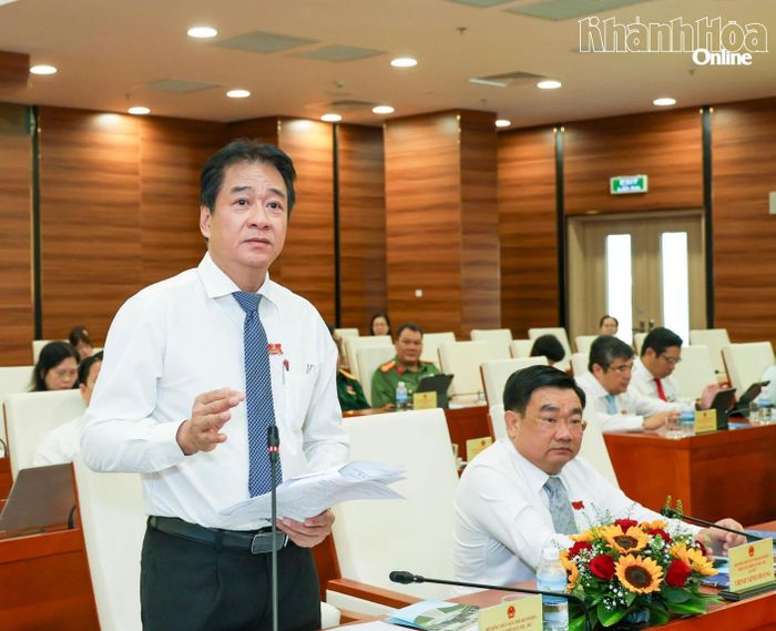 Phó Chủ tịch Thường trực UBND tỉnh Nguyễn Long Biên thảo luận tại kỳ họp.