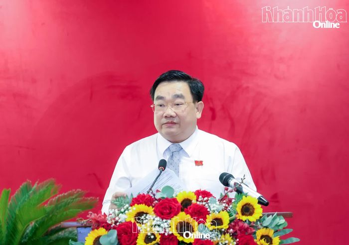 Phó Chủ tịch UBND tỉnh Trịnh Minh Hoàng trình bày nội dung UBND tỉnh trình tại kỳ họp.