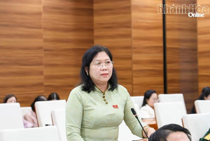 Bà Phạm Thúy Quỳnh - Phó Trưởng ban Văn hóa - Xã hội HĐND tỉnh phát biểu thảo luận.