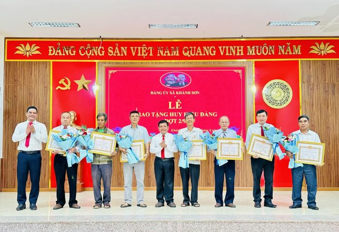 Lãnh đạo xã Khánh Sơn trao Huy hiệu Đảng cho các đảng viên.