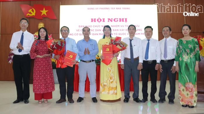 Lãnh đạo Đảng ủy phường tặng hoa chúc mừng 2 đơn vị.
