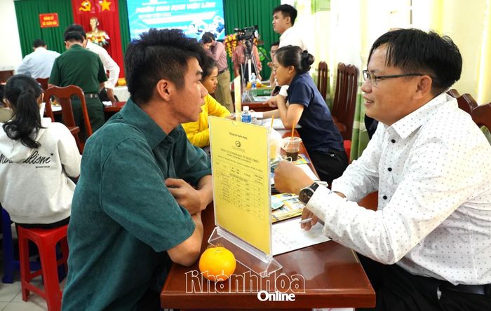 Đại diện doanh nghiệp tư vấn cho người lao động về vị trí việc làm.