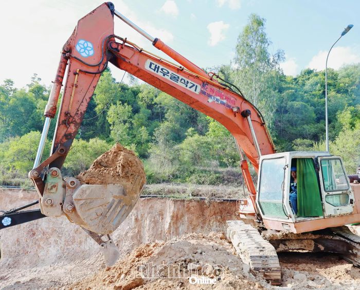 Công nhân đang thi công tại công trường.