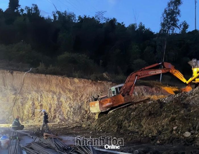 Công nhân nỗ lực thi công.