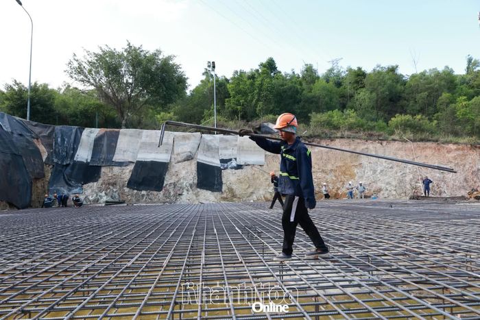 Công nhân vận chuyển thép để làm phần móng cho công trình.