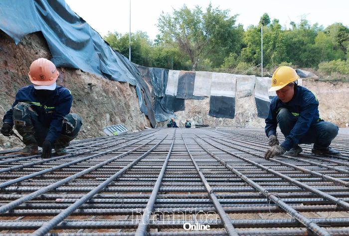 Công nhân gia cố thép chuẩn bị đổ bê tông móng cho công trình.