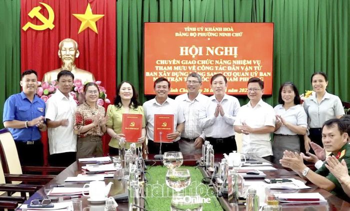 Thường trực Đảng ủy phường Ninh Chử và các đại biểu chúc mừng lãnh đạo Ban Xây dựng Đảng và Ủy ban MTTQ Việt Nam phường.