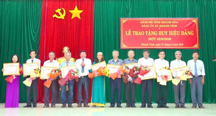 Đảng ủy xã Khánh Vĩnh trao Huy hiệu 35 năm tuổi Đảng cho các đảng viên. Ảnh: PHÙNG QUỲNH.