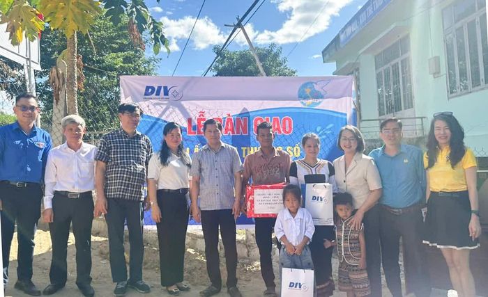 Ban tổ chức bàn giao nhà và tặng quà cho gia đình bà Cao Thị Thảo.