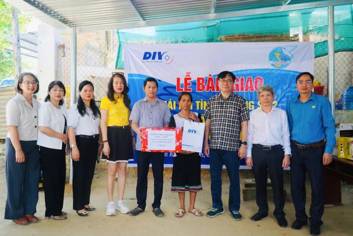 Ban tổ chức bàn giao nhà và tặng quà cho gia đình bà Cà Thị Thuyên.