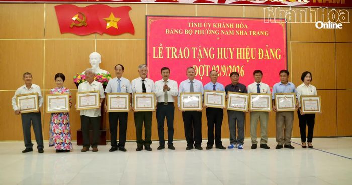 Các đảng viên được trao Huy hiệu 45 năm tuổi Đảng.