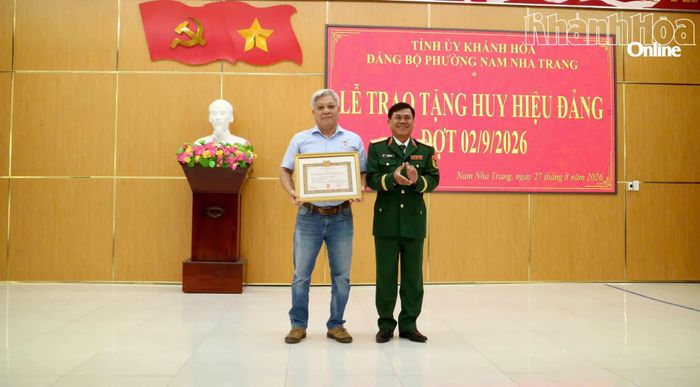 Thiếu tướng Nguyễn Túy trao Huy hiệu 40 năm tuổi Đảng cho đảng viên.